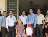 Luật sư về thăm, tặng quà cho các mẹ Việt Nam Anh Hùng ở Thành phố Thủ Dầu Một và thị xã Bến Cát.