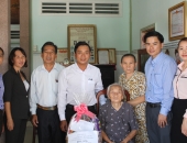 Luật sư về thăm, tặng quà cho các mẹ Việt Nam Anh Hùng ở Thành phố Thủ Dầu Một và thị xã Bến Cát.
